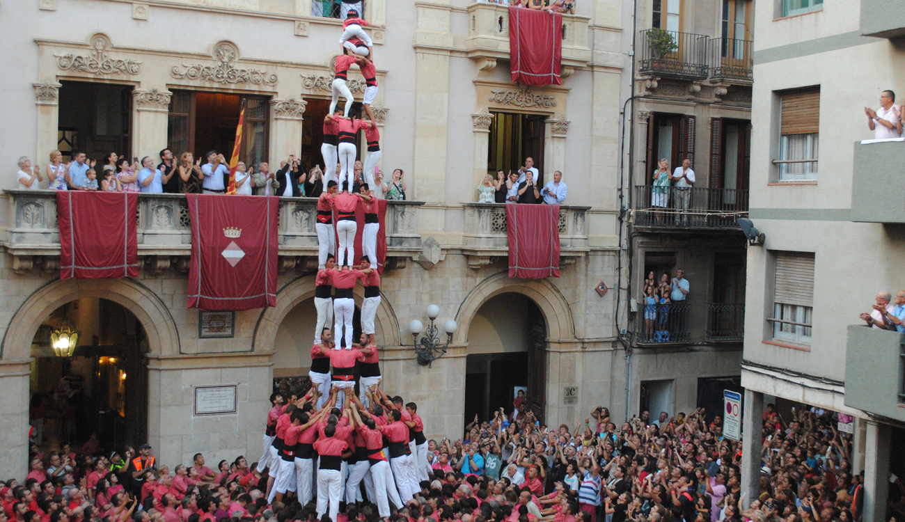 Castellers en la Plaça del Blat de Valls